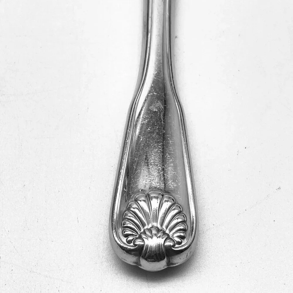 Oneida Stainless Deluxe Dinner Knife Tudor Shell Pattern